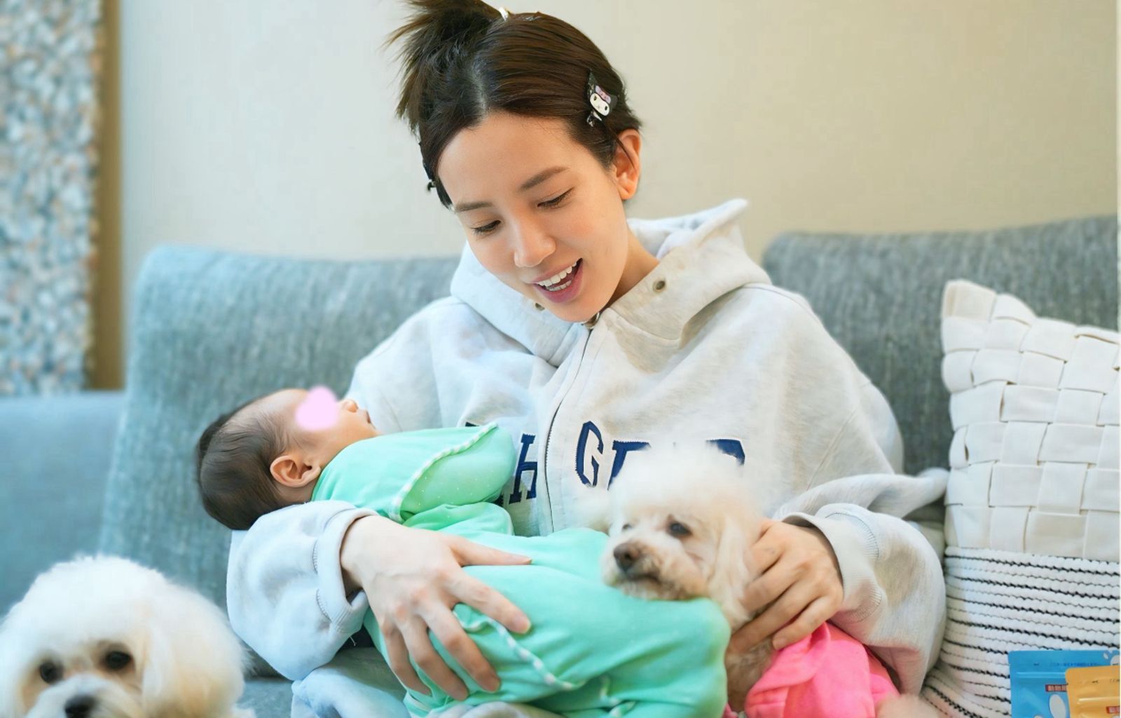 愛雅升格三寶媽產後修復中！心疼兒「腸絞痛爆哭」　揭17歲高齡毛孩失智前兆近況