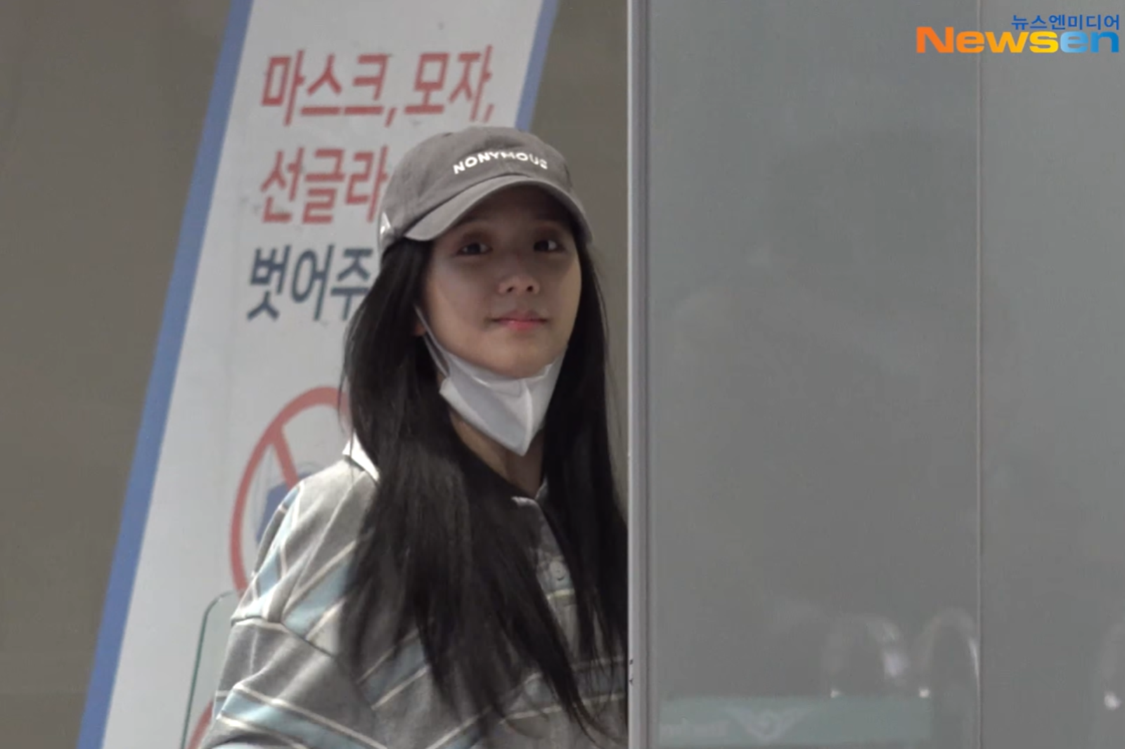 親哥猥褻、家暴醜聞燒不停！Jisoo爭議後首現身　機場脫帽摘口罩親民揮手飛巴黎