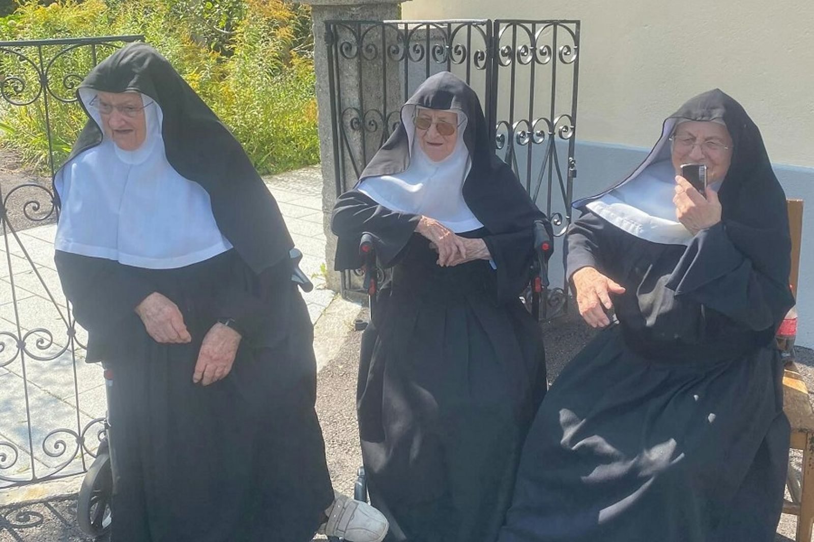 3位80歲修女也瘋狂!破戒用社群被趕出修道院 抗議成功強勢回歸變網紅