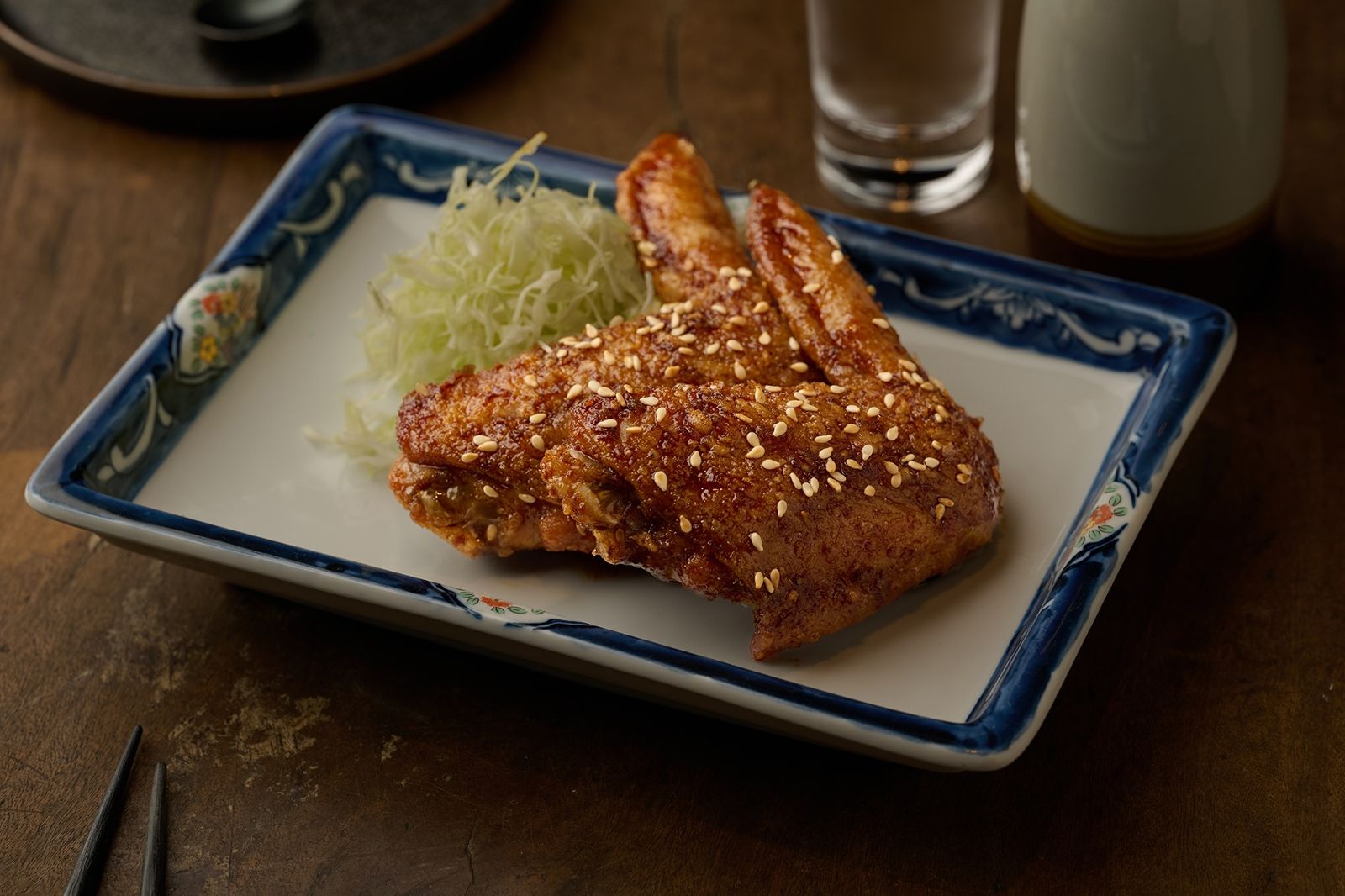 「甘辛雞翅」以兩款日本醬油與兩款清酒入味，鹹甜交織、香氣濃郁。（圖片由inari 提供）