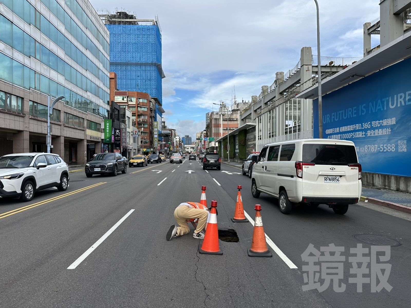 快訊／台北京華城前路面驚現天坑　3米長大洞突現街頭