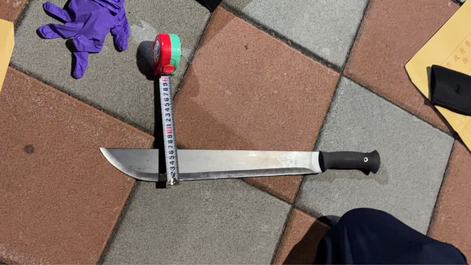 蘆洲逆子持開山刀手刃雙親後逃逸　機車坐墊下起出疑似兇刀