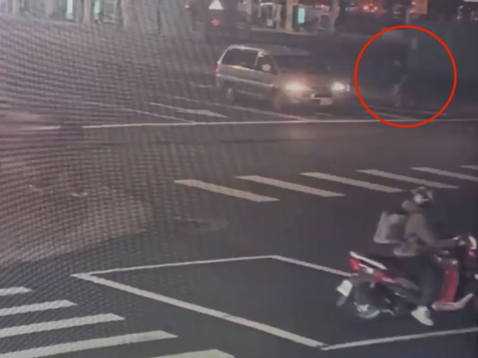 北車驚見內褲男狂奔！疑毒品發作「藥在走」馬路上亂竄