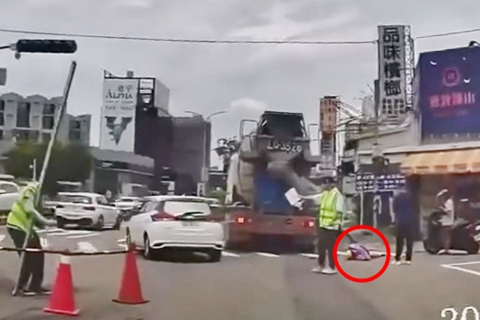 台中驚悚車禍!68歲嬤遭預拌車輾過「手腳全斷」 驚悚畫面曝...滿地發粿、粽子沾血跡