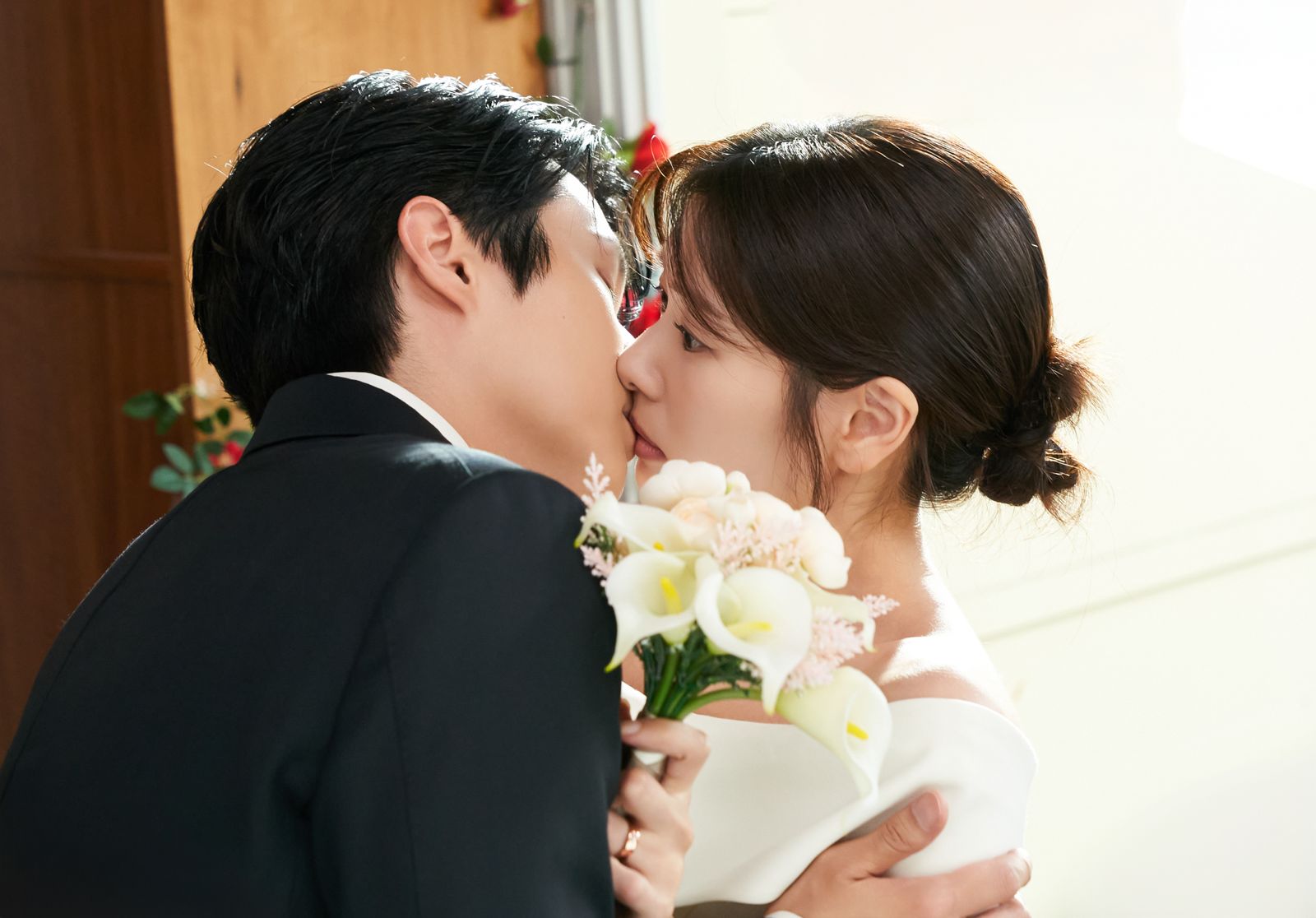 兩人拍婚紗時意外接吻。Disney+提供