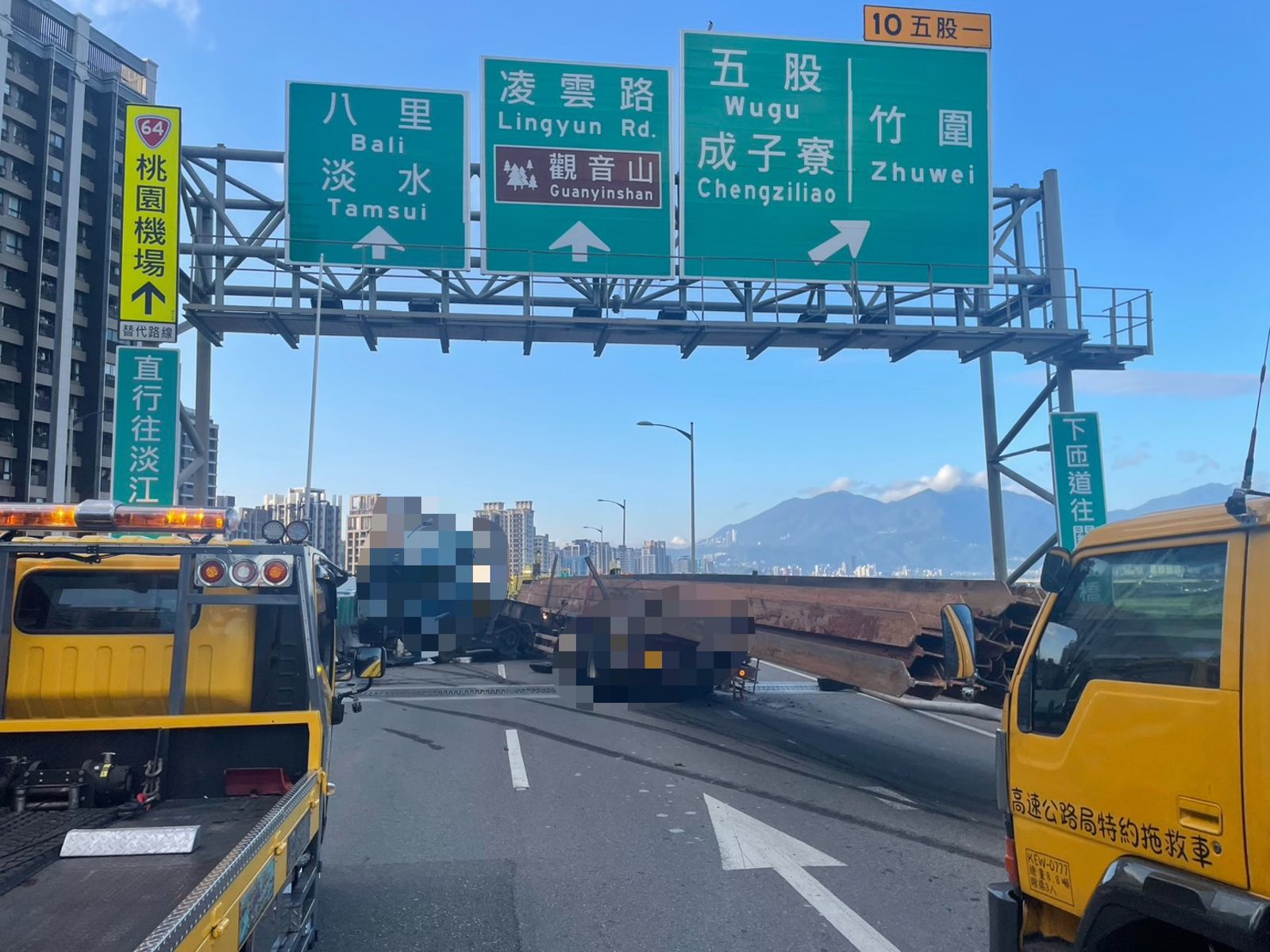 淡水人下班回家快改道 大貨車台64「折甘蔗」自撞…往淡水2路線受阻