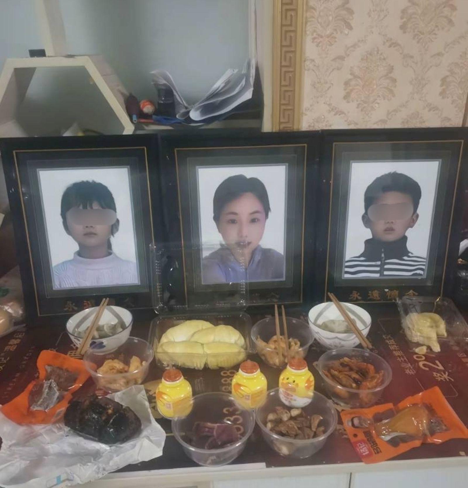 梁男在家中祭奠妻兒。圖／抖音@梁念霞