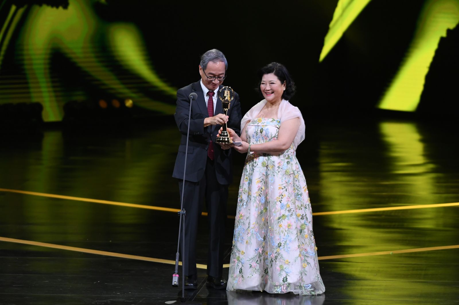倪蓓蓓從文化部長手中接過獎座。三立提供