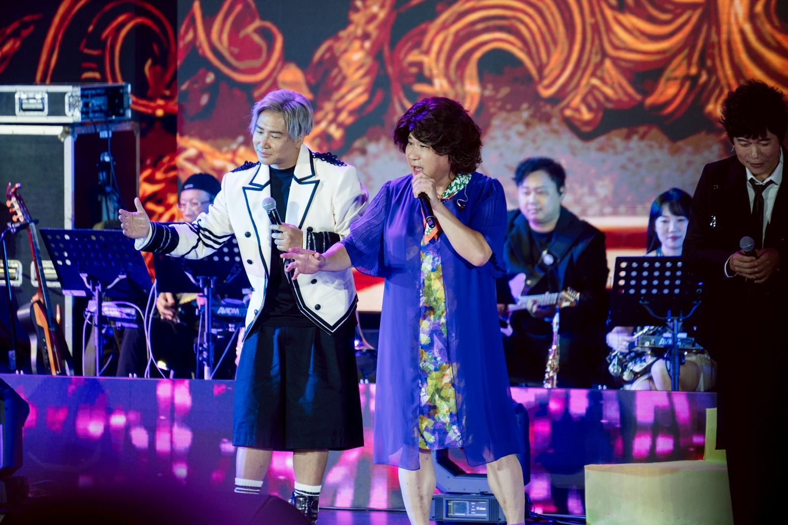 洪榮宏唱一半「媽媽」衝上台喊：來都來了　真面目曝光嚇傻眾人