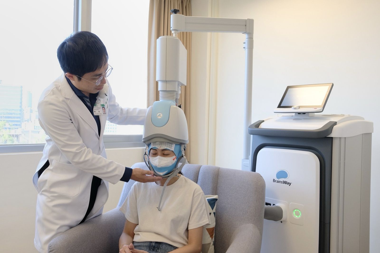 抗憂鬱藥無效還能怎麼治?亞東醫院「深層經顱磁刺激」突破難治型憂鬱症