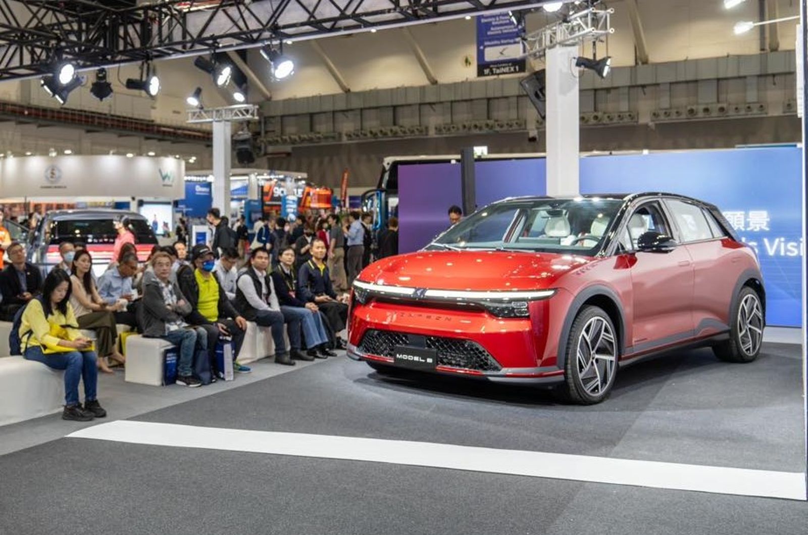 日本三菱汽車與鴻華先進簽署備忘錄，由鴻華先進幫三菱開發電動車，並交由裕隆代工生產。（翻攝鴻海臉書）