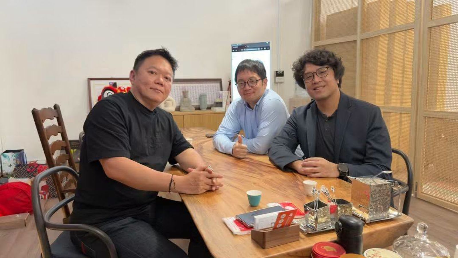 大耕(左)12日在臉書曬出半年前與沈伯洋(右)等友人的合照,表達自己的想法。圖/翻攝大耕臉書