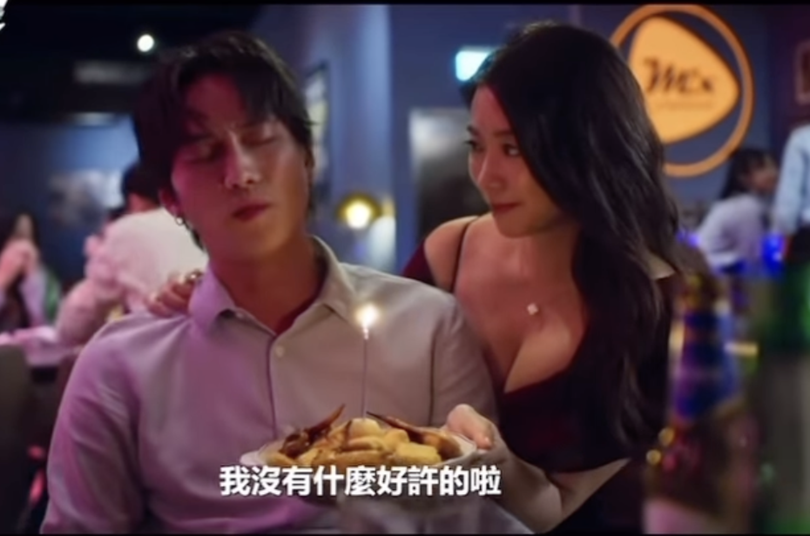 成語蕎（右）爆乳演出，奶貼范少勳。翻攝IG @imjennycheng