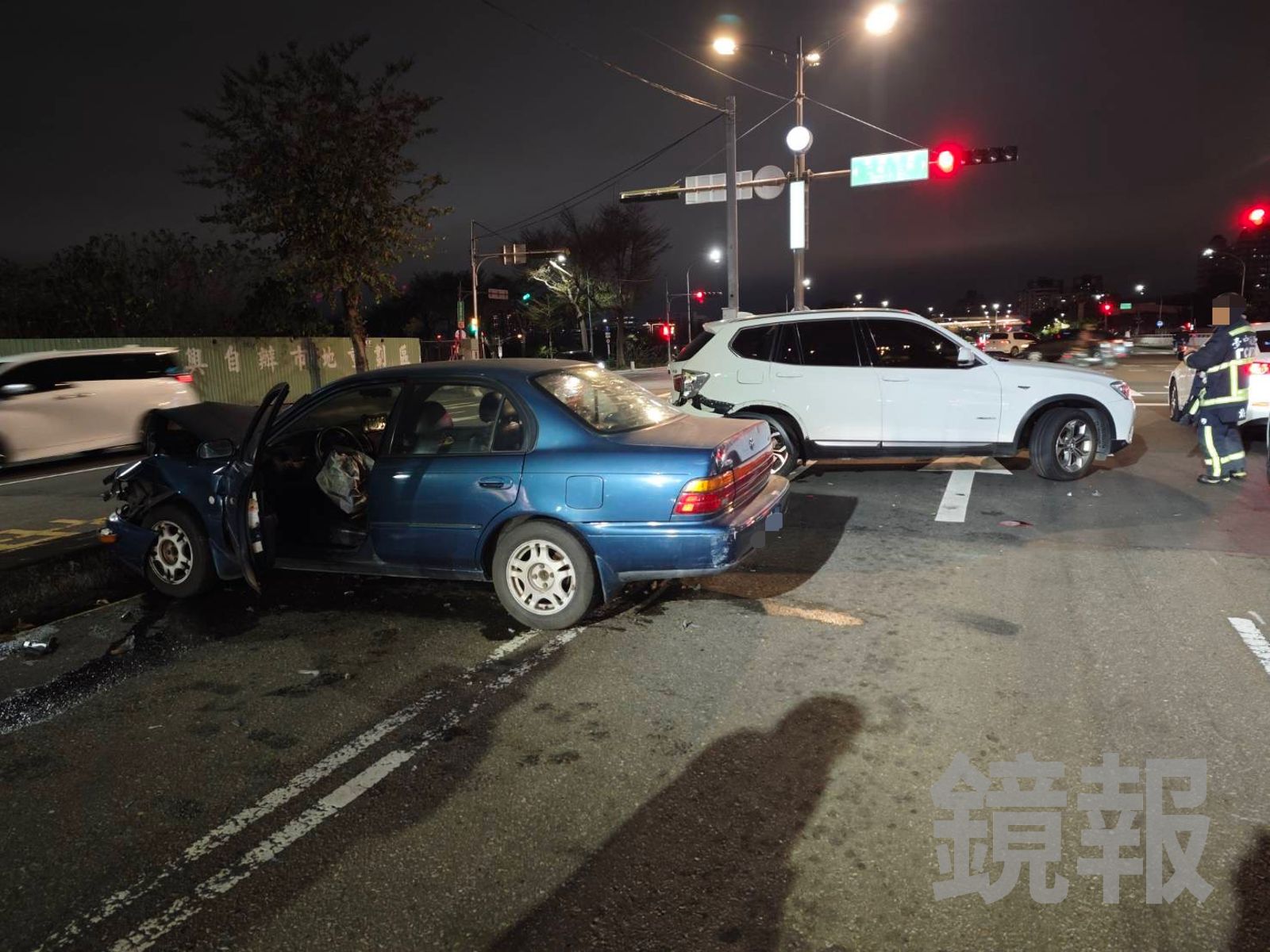 消防隊到場,將3名傷者救出送醫,所幸無生命危險。民眾提供