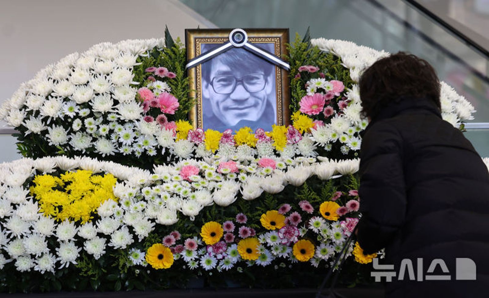 74歲安聖基告別式細節公開!老闆鄭雨盛、李政宰各有任務 「6大咖」扶棺送別
