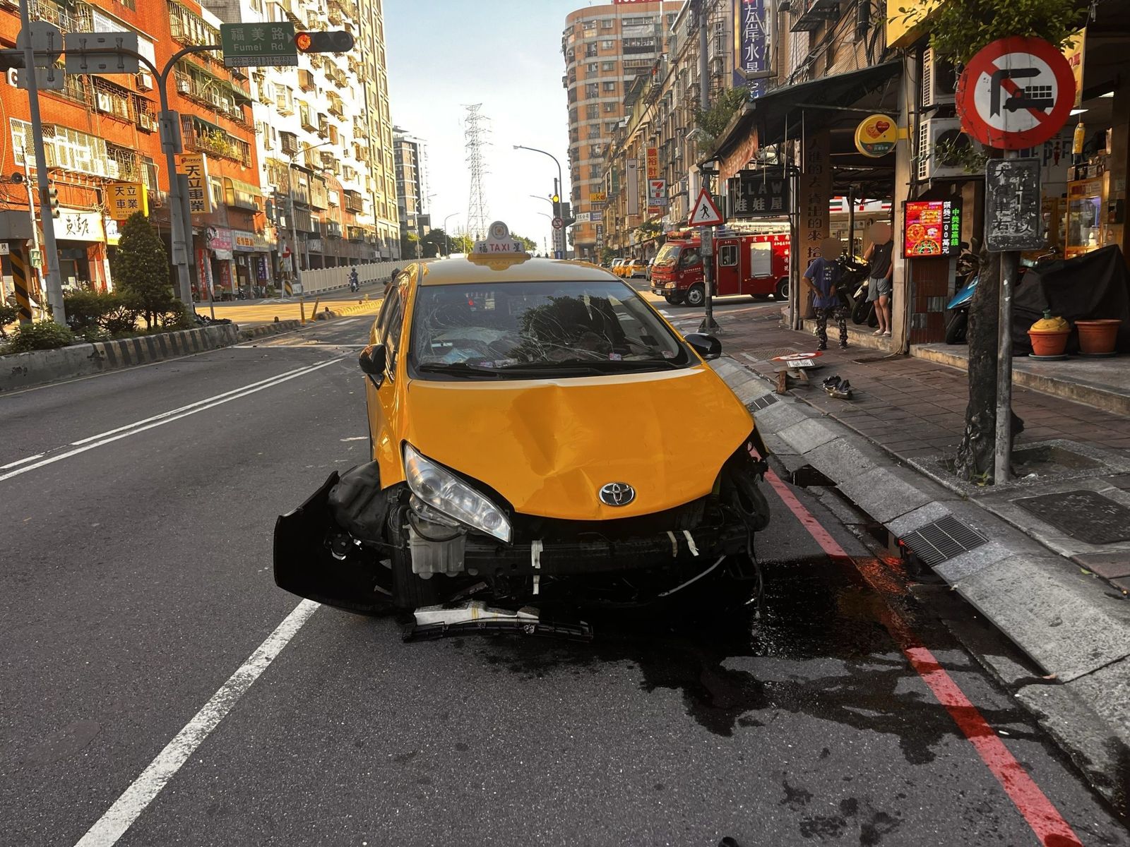 不打燈「鬼切」釀連環撞 計程車失控飛越分隔島!