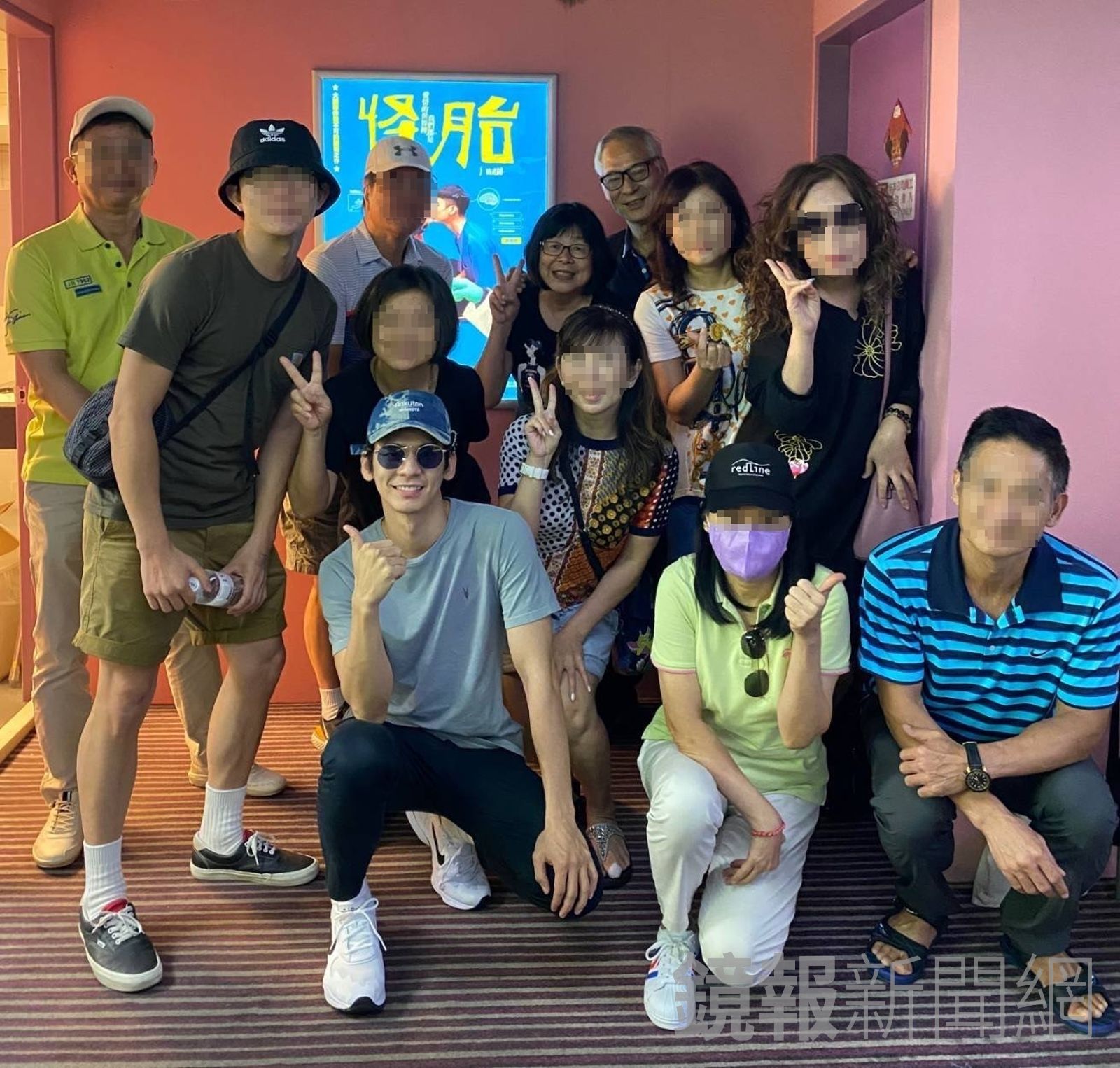 林柏宏(前排左一)和林父、林母(後排未打馬賽克者)原本跟家族人情感和睦,卻因欠款持續未還清感情生變。(當事人提供)