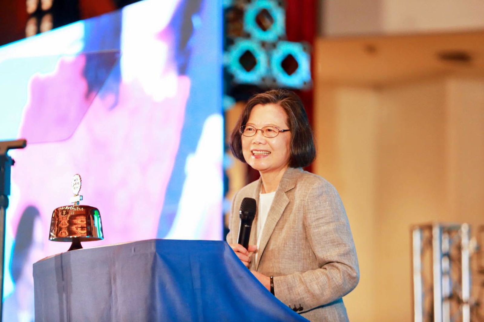 「最活網總統」Threads破百萬粉絲大關　蔡英文發聲：繼續與年輕世代接軌