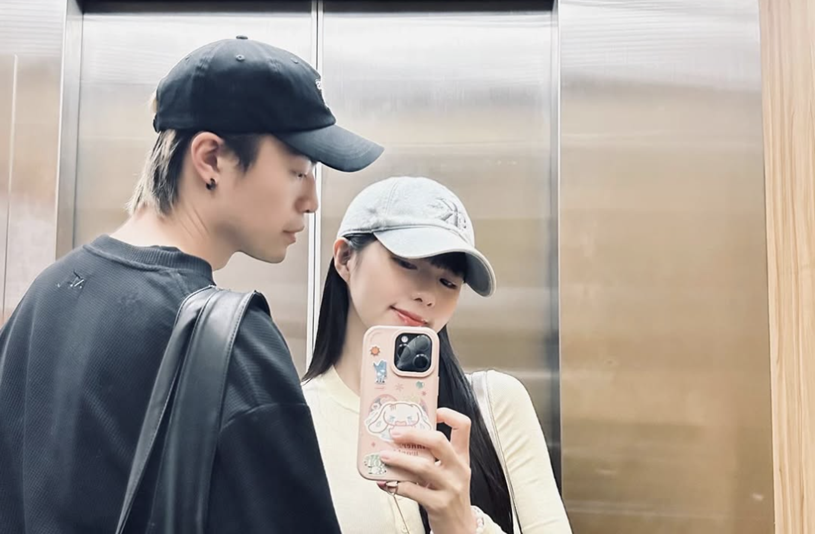 簡廷芮（右）與老公賴冠儒雙雙發聲捍衛家庭。翻攝IG@dewichien