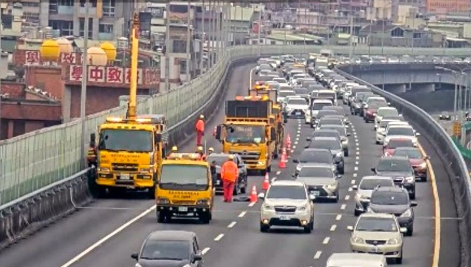初二國5塞到半夜跨日才解鎖　老司機警告：初三車流上看135百萬車公里更恐怖