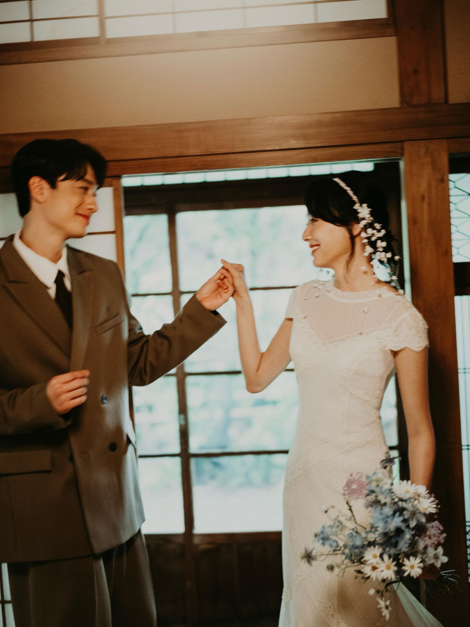 劉俊謙、蔡思韵婚紗照呈現兩人最真實、舒服的狀態，跟大家分享這份單純而雋永的美好。MOM production limited 提供