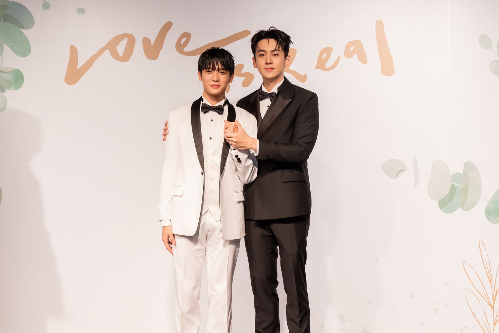 紀成澔（左）、葛兆恩以正裝亮相BL婚宴現場。結果娛樂提供