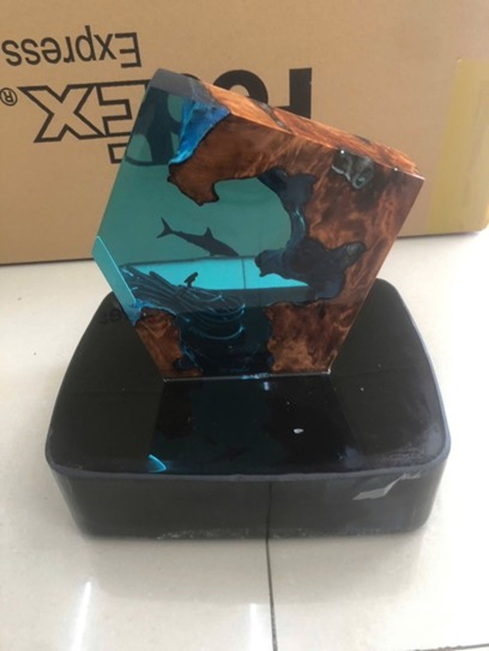 2億海洛因藏「海底燈」!毒梟靠藝術燈走私19公斤來台 台越寮三地跨國同步逮人