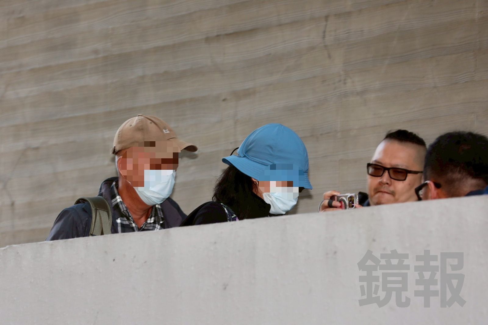 張文父母現身陪同解剖。攝影林煒凱