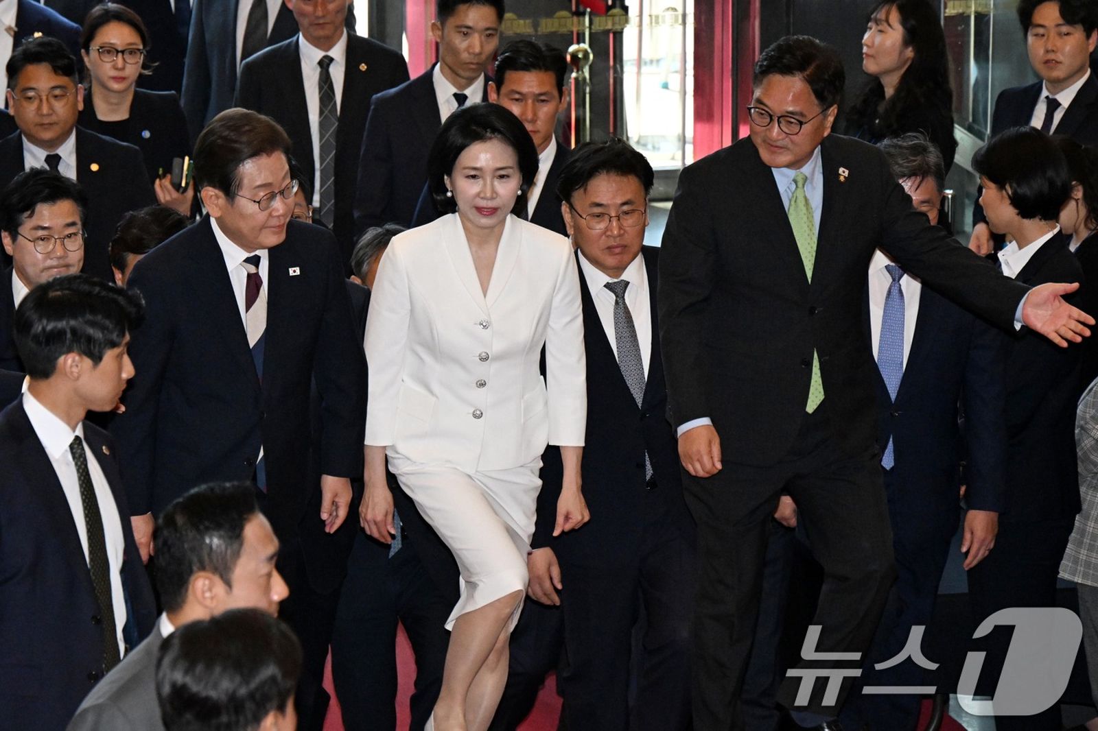 韓總統李在明家族醜聞多!妻被指使喚公務員亂花公帑 兒變態喊「想吃Karina」惹怒網友