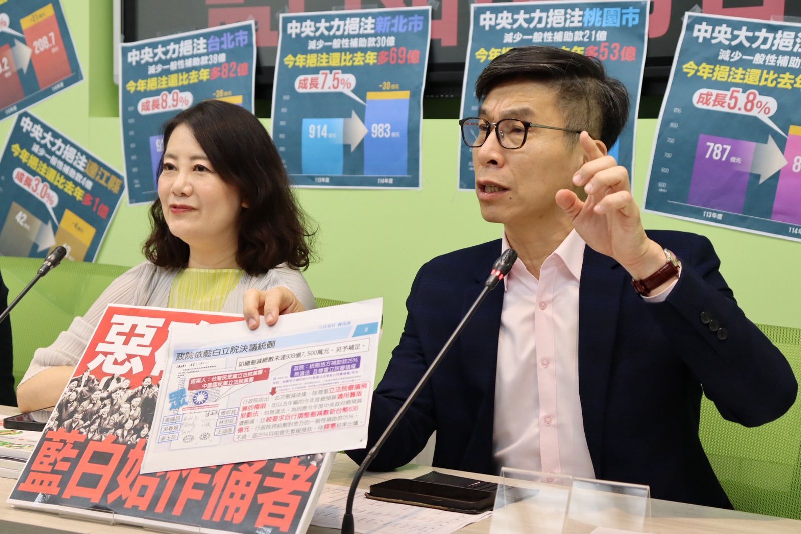 民進黨立委鍾佳濱(右)嗆藍白立委,「你不能人殺了要我們來急救」。(圖/袁維駿攝)