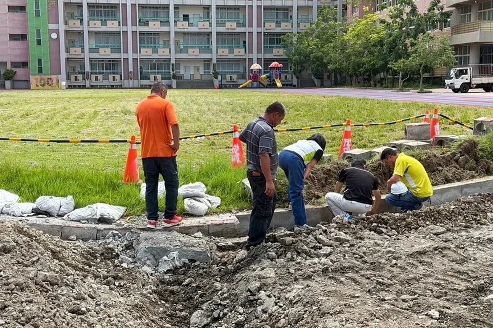開學倒數8天操場卻塌了!大樓建案開挖害14戶龜裂 建商挨罰9萬元「勒令停工」