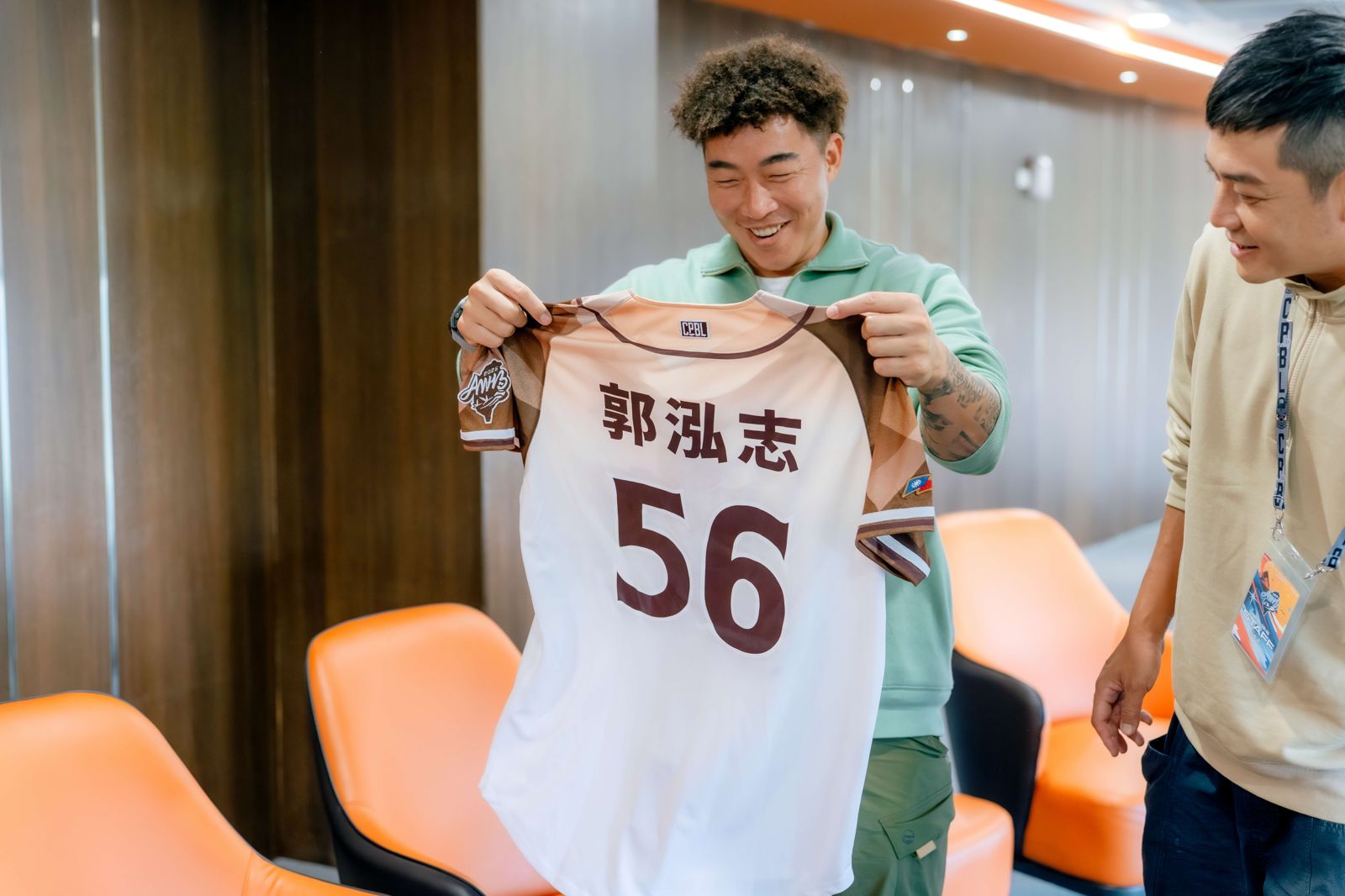 《嗨！營業中》郭泓志主場前進澄清湖棒球場 。好看娛樂提供