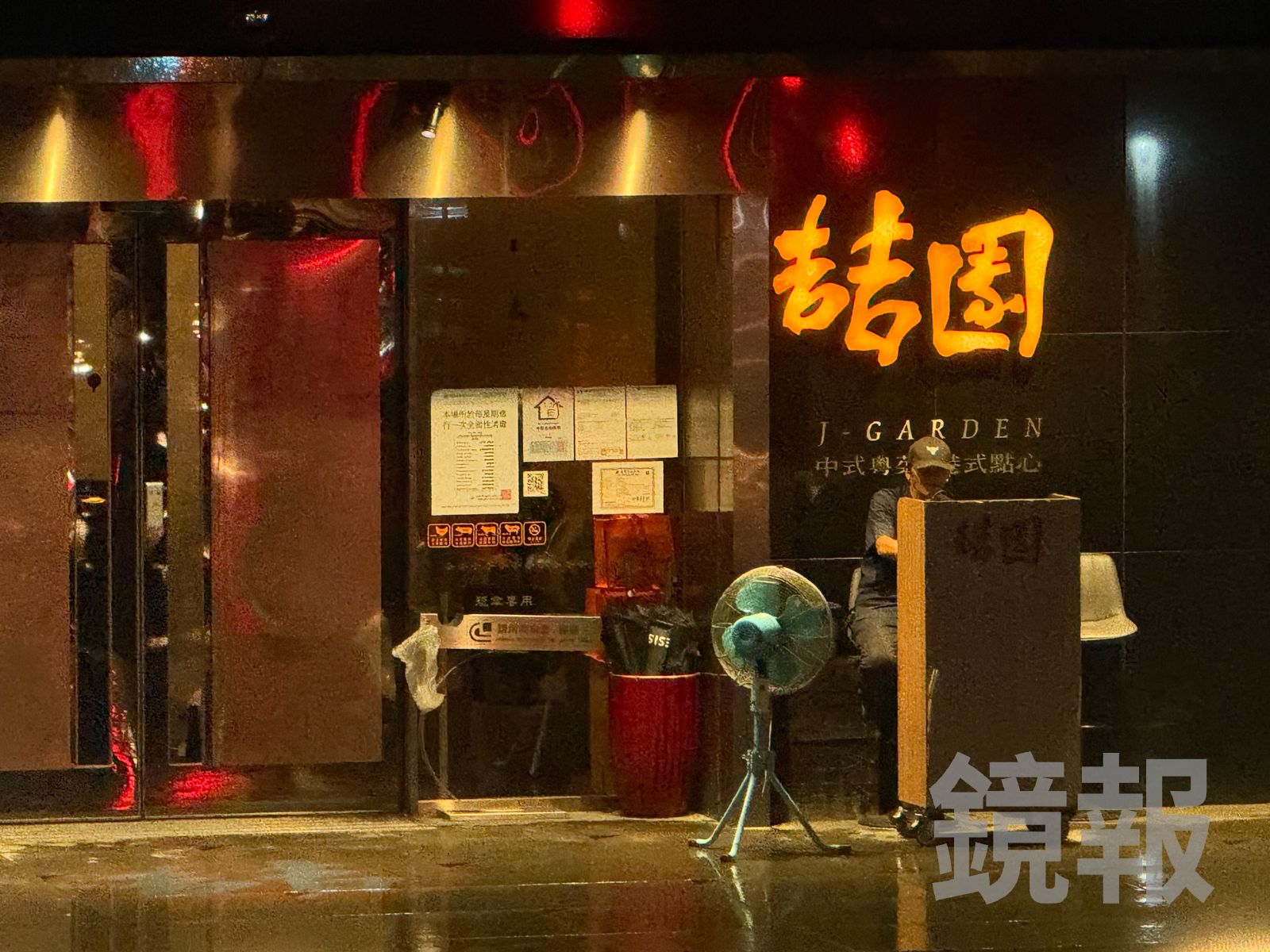 《鏡報》記者實地走訪建國高架牆下停車場的2樓，使用手機就能清楚拍到喆園門口的照片，當時狗仔就是在這裡偷拍陳時中。（圖／攝影組）