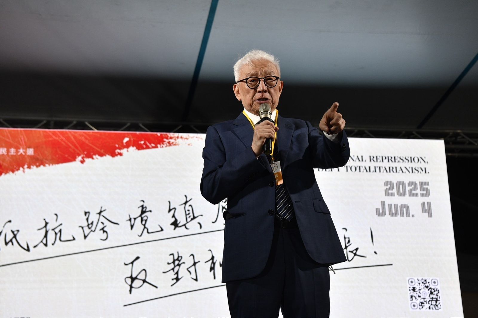 六四晚會飄雨人數不減反增　曹興誠現身喊：大罷免就是最好的紀念方法