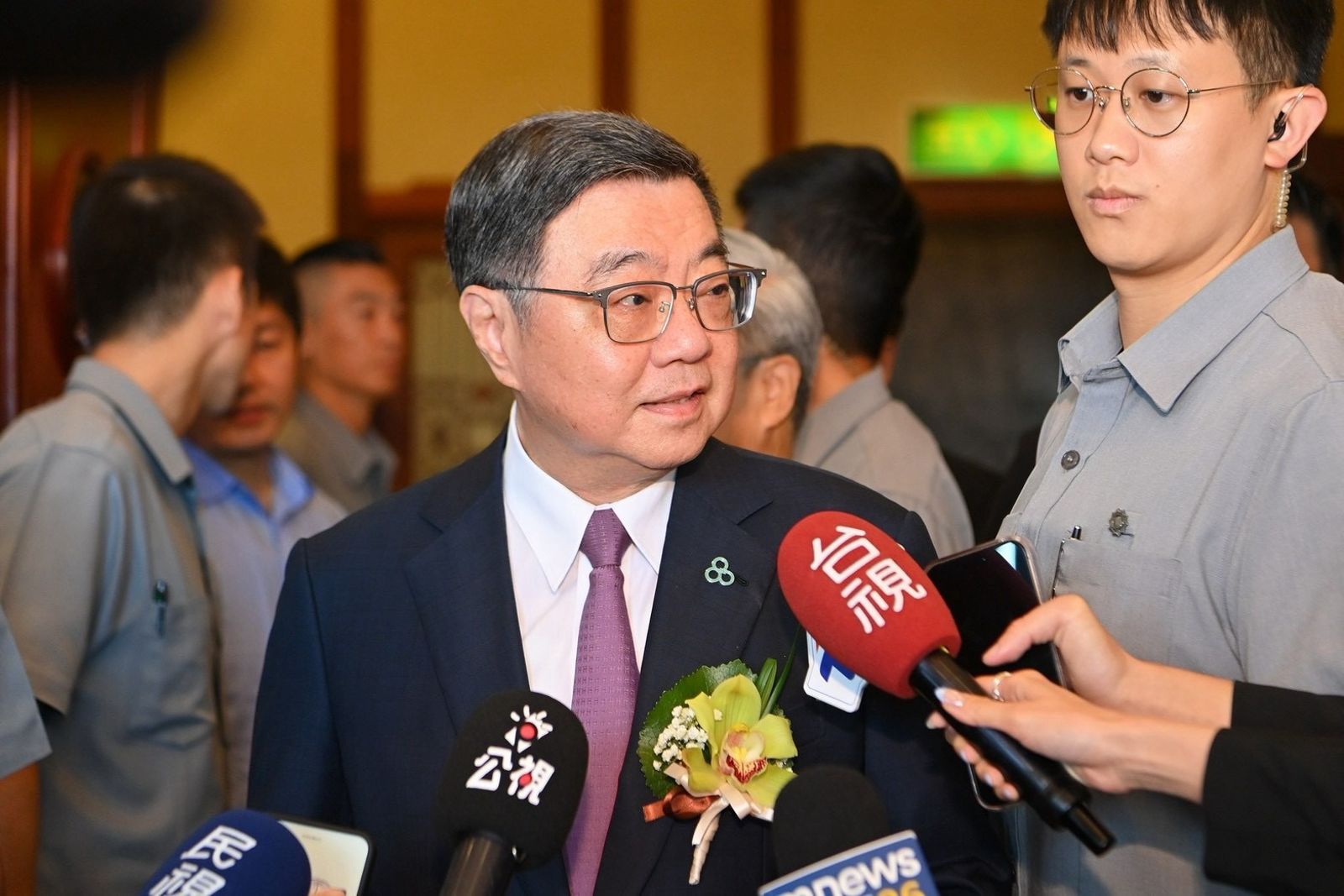 秀「洋流」船員證手機桌布遭質疑 卓榮泰大酸:哪天可以改甘蔗嗎?