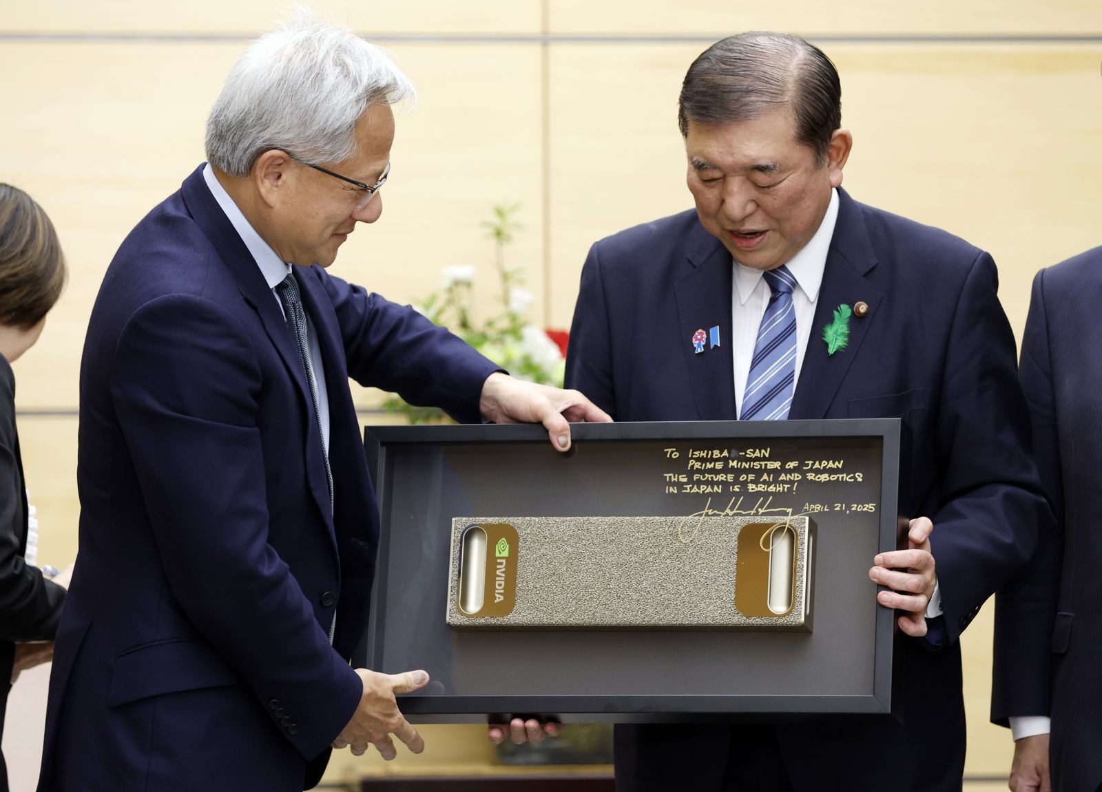 輝達執行長黃仁勳日前與日本首相石破茂會面時改穿西裝。（東方IC）