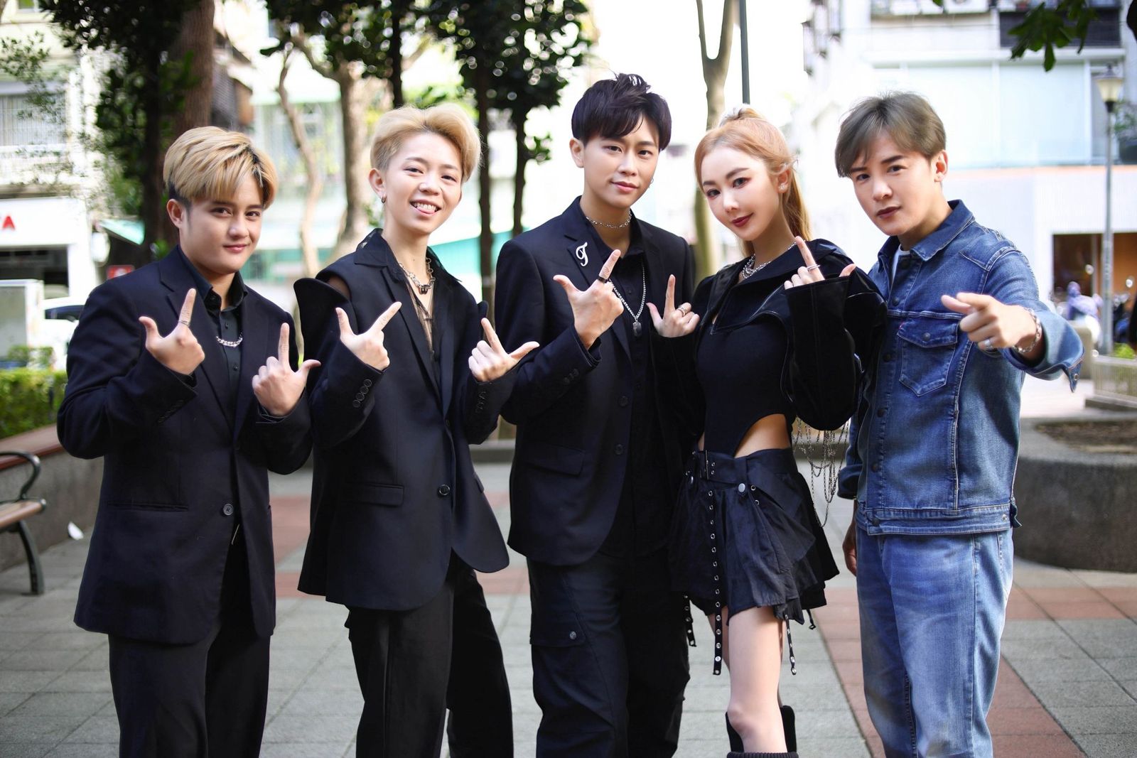 楊婷婭(右2)15日與團體「心動宇宙UNV」(左起)、金志遙出席記者會。心動藝能提供