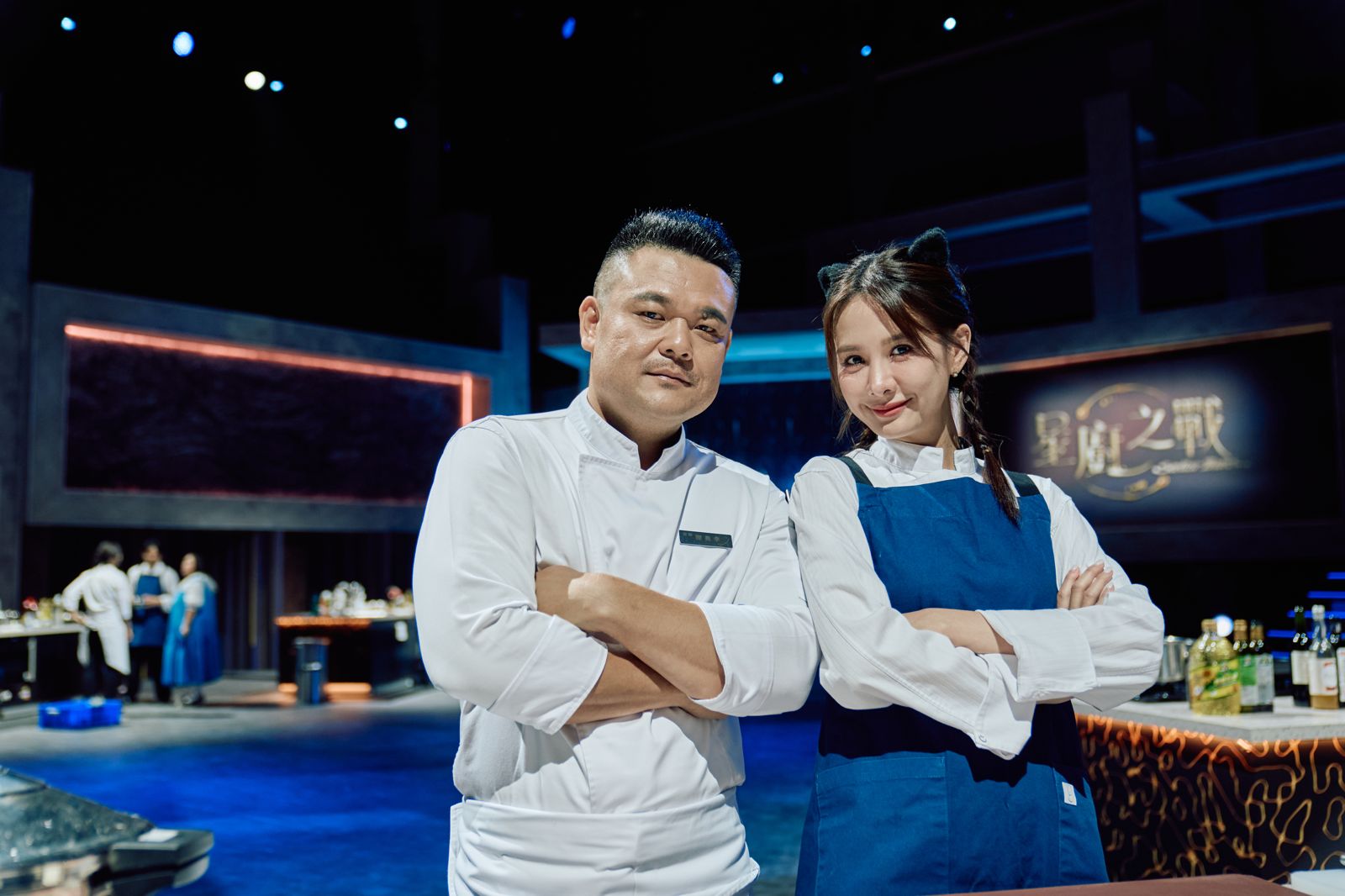 主廚陳勇孝(左起)與廚助安心亞分別擔任兩隊隊長展開激烈競爭。華視提供