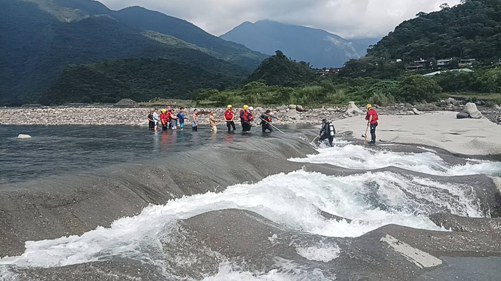 13歲男童來義大橋下戲水失蹤!屏東消防派潛水隊急衝現場尋人