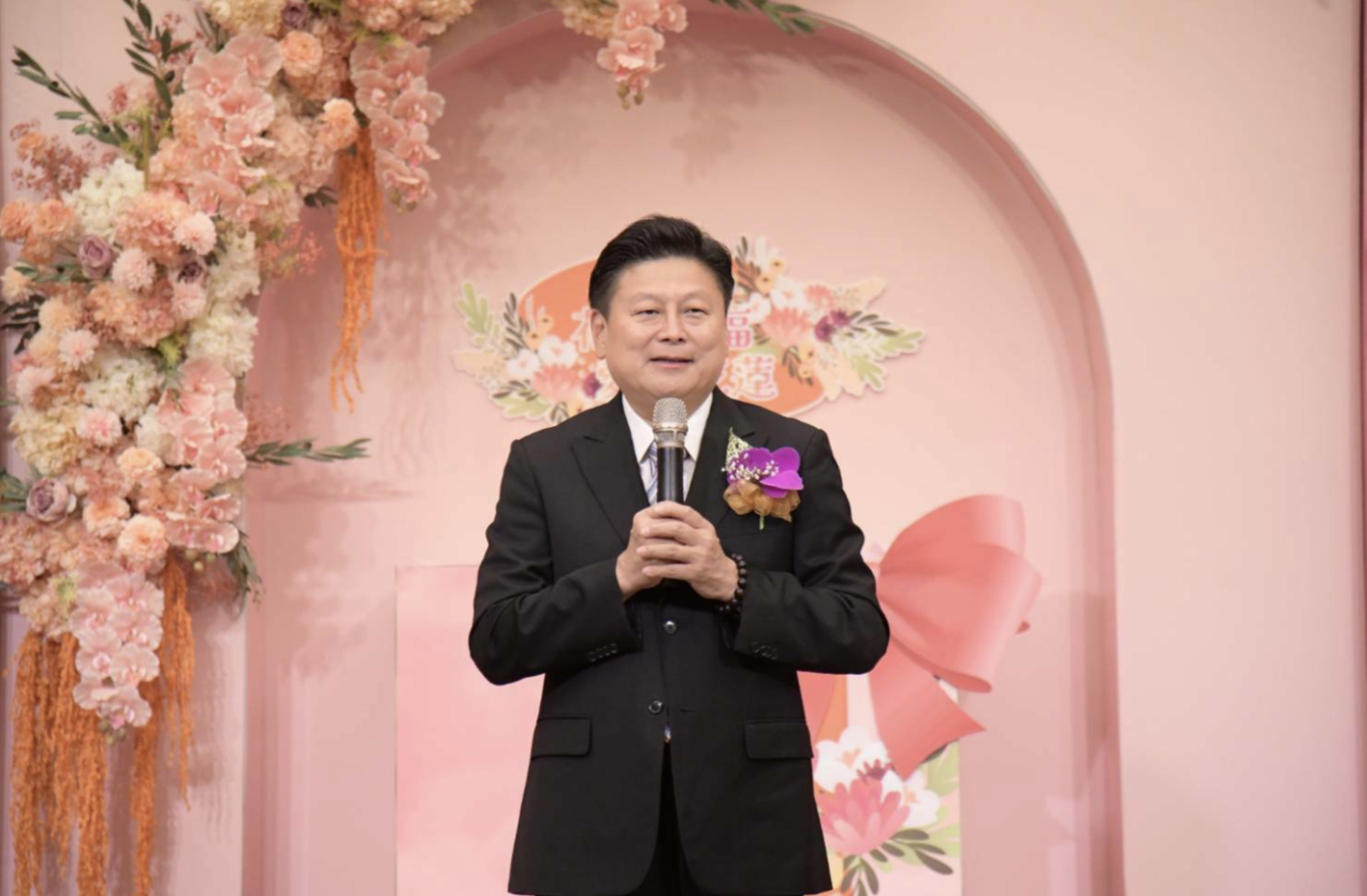 傅崐萁現身飯店替新人證婚。圖/翻攝自花蓮縣政府官網