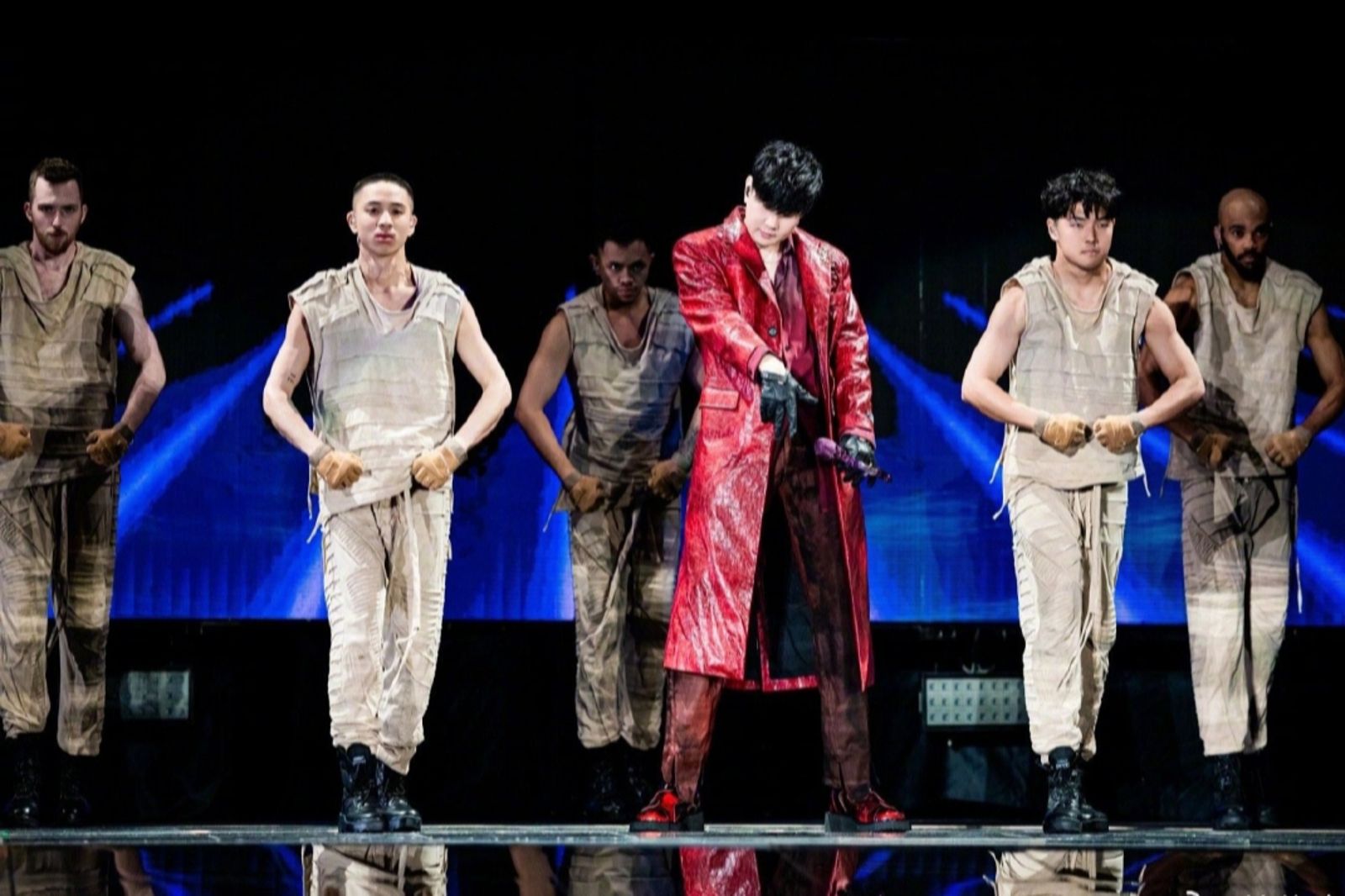 林俊傑唱一半出事了！踩空摔下升降台險濺血畫面曝光