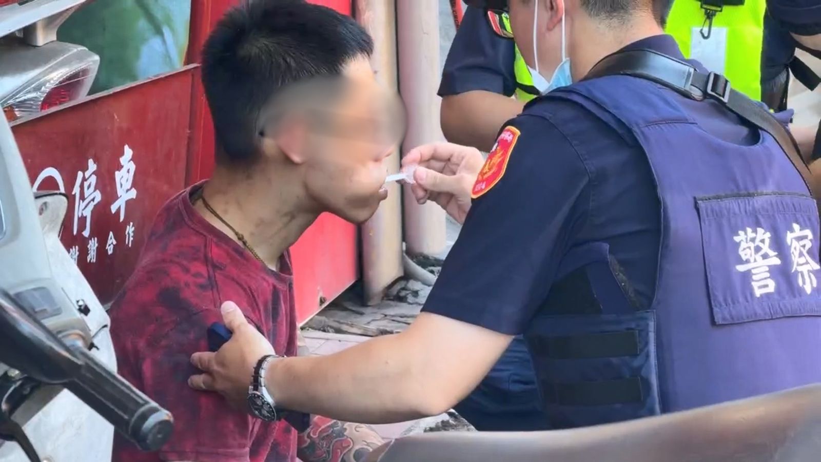 警方以唾液快篩進行毒品測試，五分鐘後結果出爐，楊姓男子呈現陽性反應。民眾提供