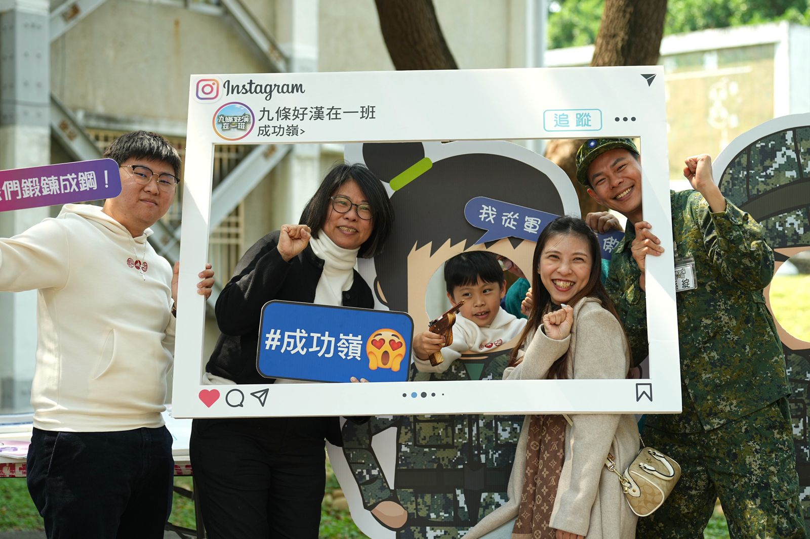 孫綻(右)邀請家人們參加懇親會。台視提供