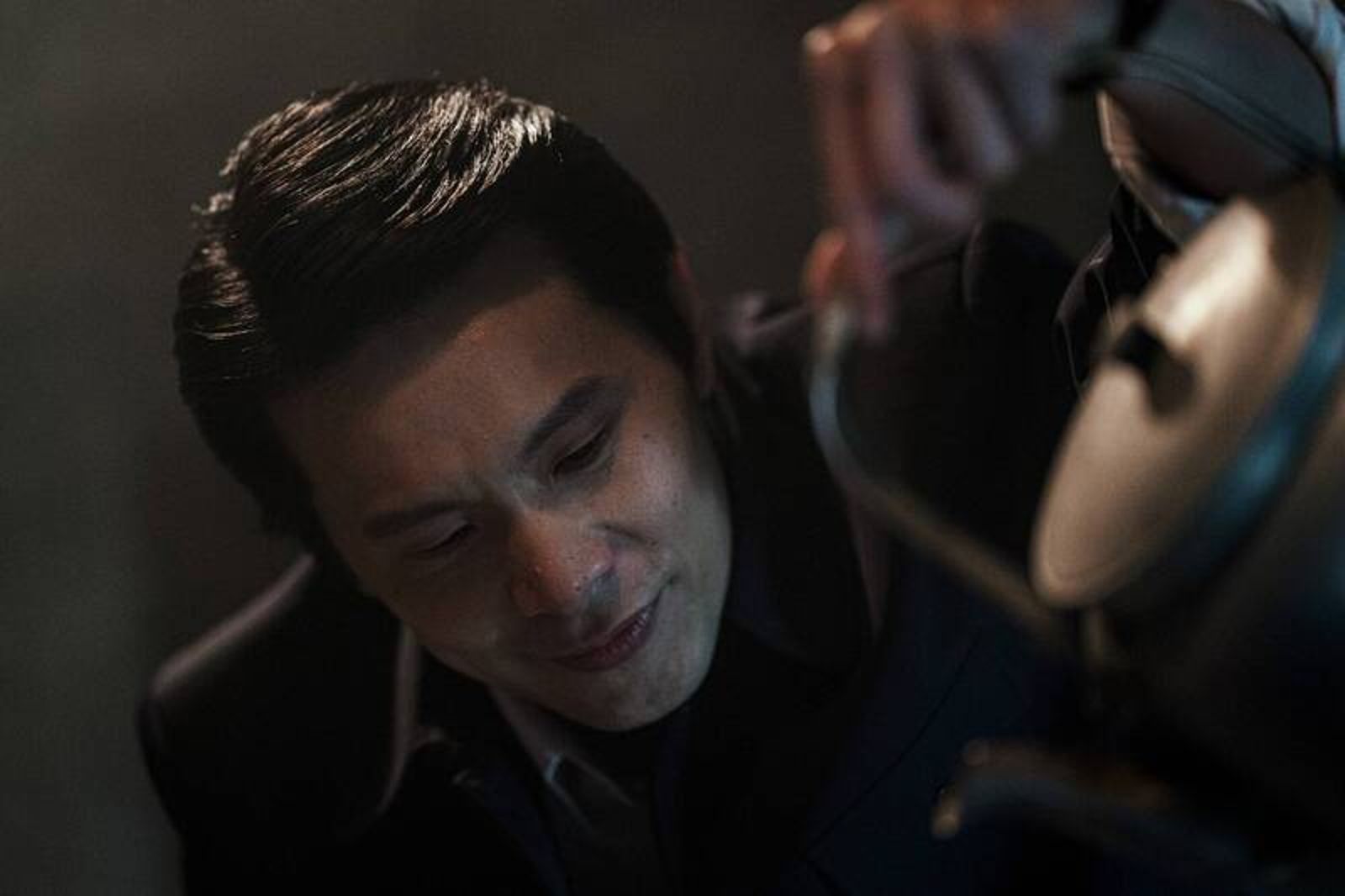 姚淳耀在《搜查瑠公圳》飾演警總特務，片中對人總是施以酷刑逼供。伯樂影業提供