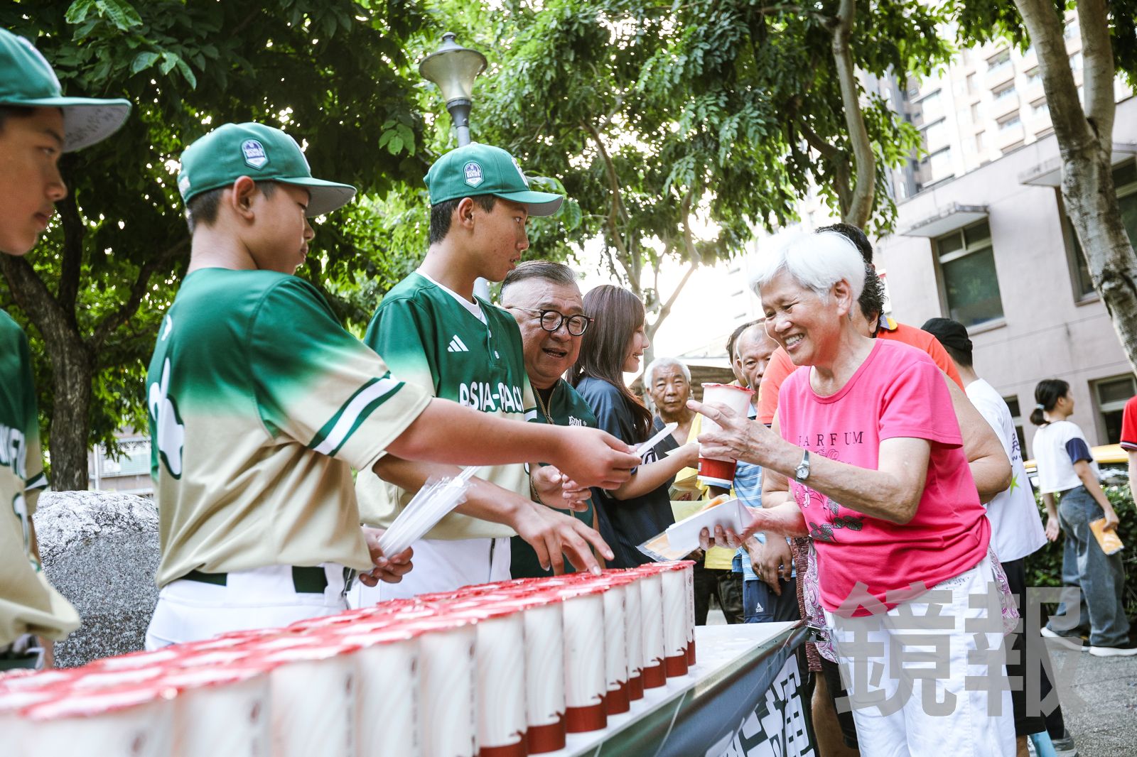 東園少棒「都你們在帥！」　萬華商家送珍奶共享喜悅
