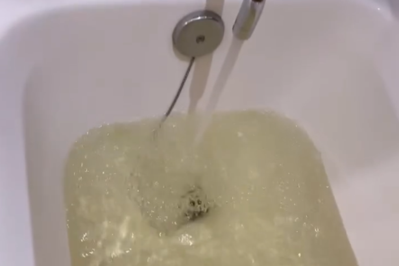 林小姐表示,用了一個晚上的水,直到要泡澡時才發現水異常。圖/翻攝自Threads@dayuwudi