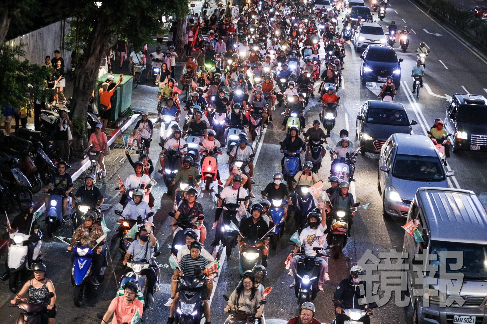 直擊/大洋流車掃2千輛機車緊跟!沈伯洋被震撼教育 終點站保安宮萬人空拍畫面曝光