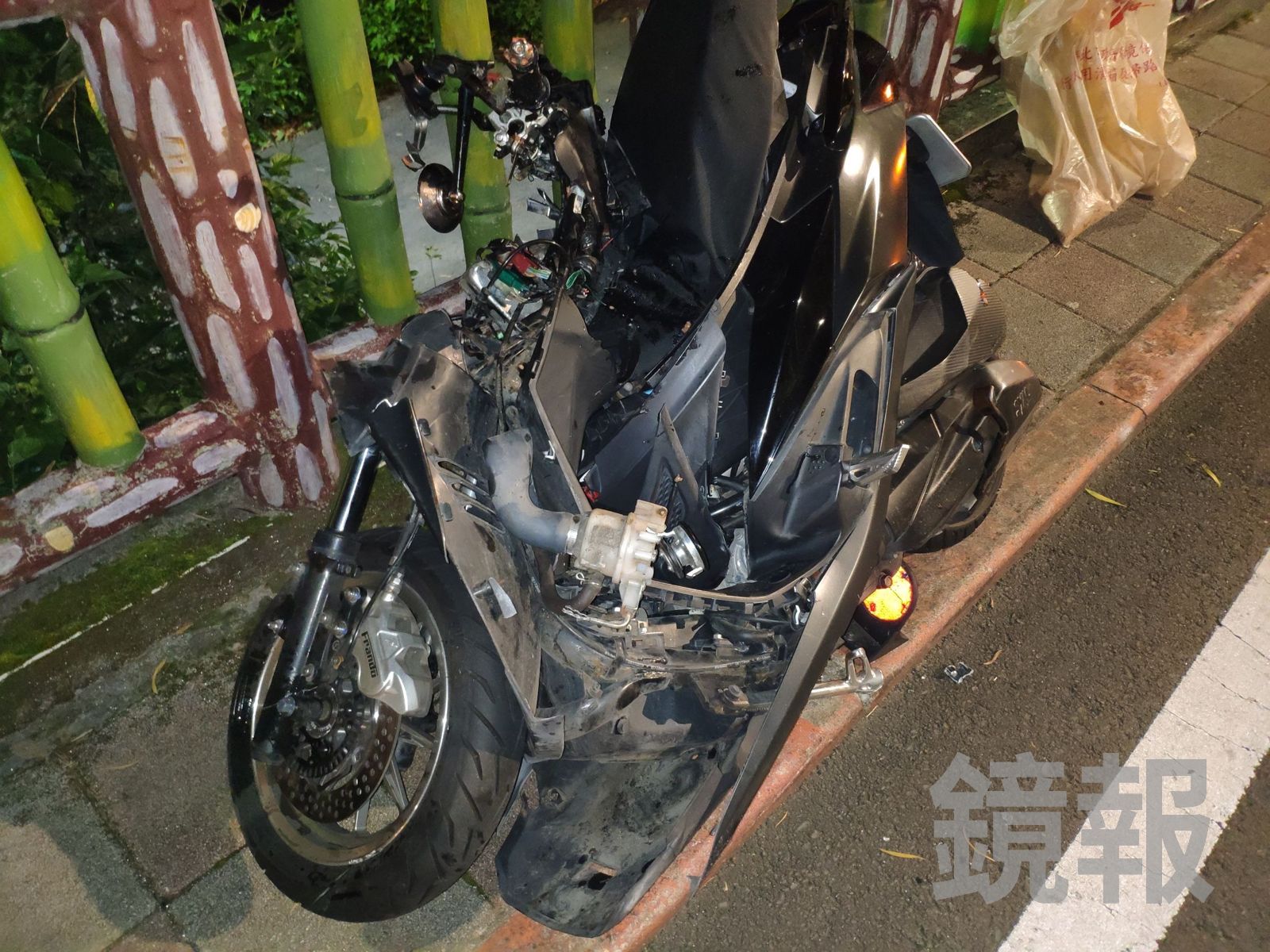 機車車頭被撞到對折。