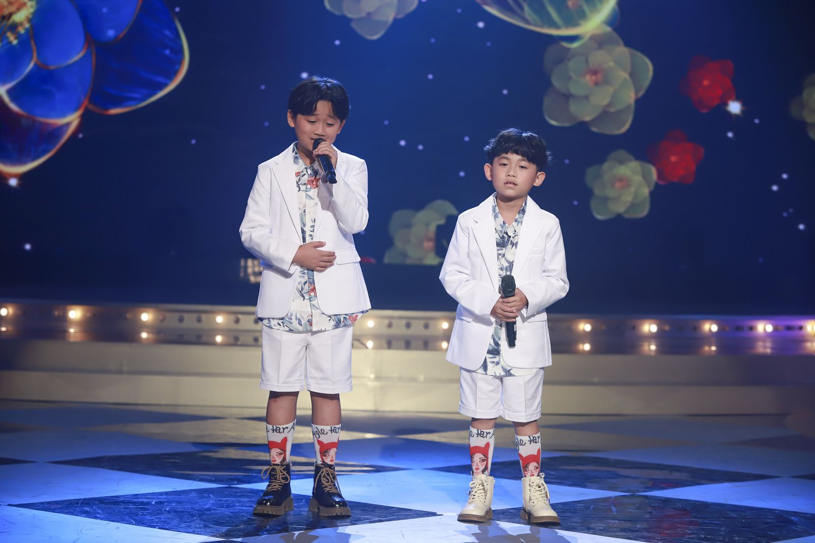 一演唱結束周柏霖（左）因思念阿嬤，臉上滑下眼淚。民視提供