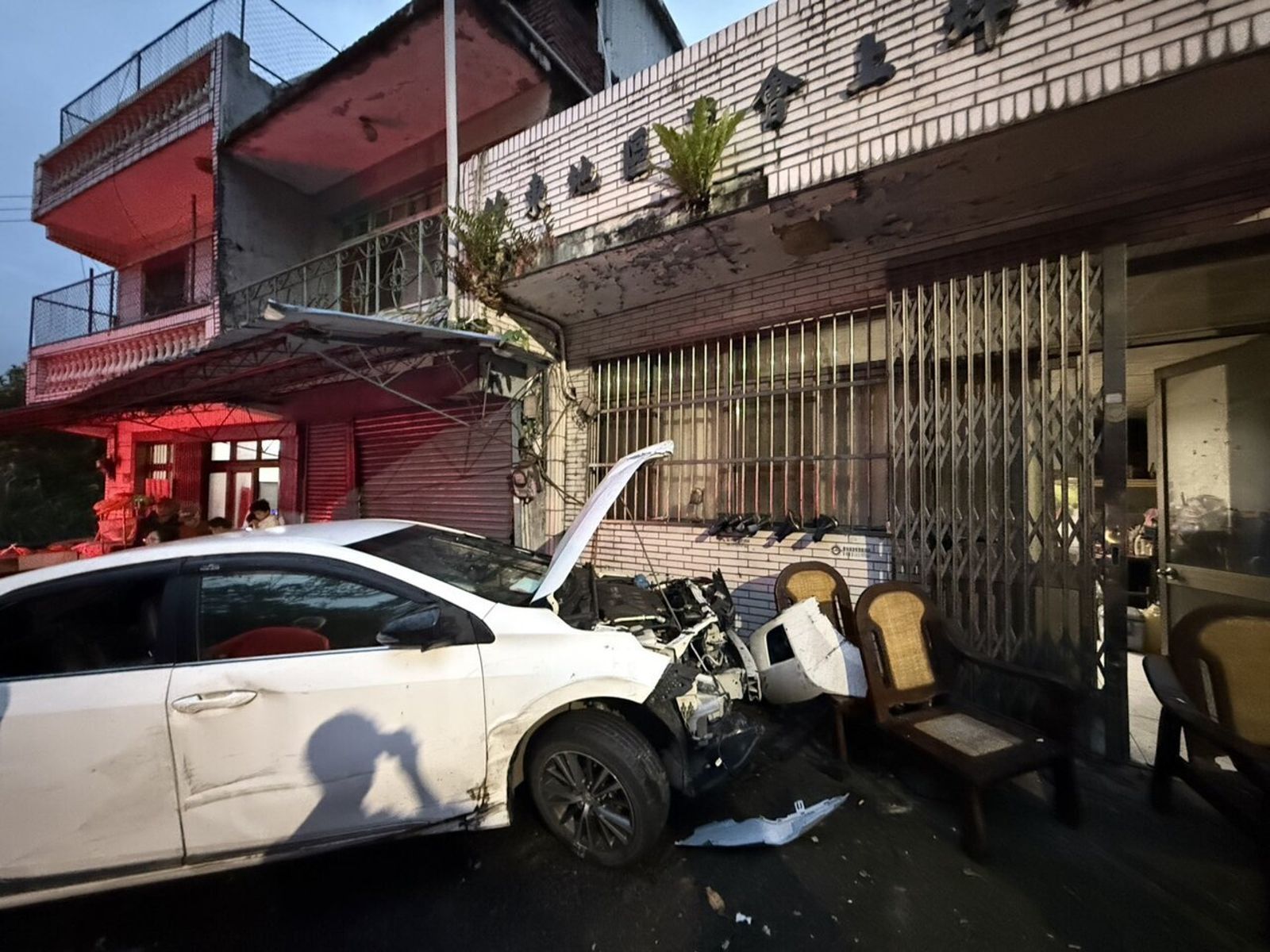 自家門口烤肉也遭殃!新竹男酒駕過彎失控 轎車如打「保齡球」衝撞民宅剷平4人